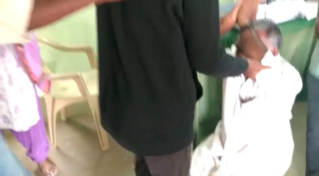 காலில் விழுந்து மன்னிப்பு