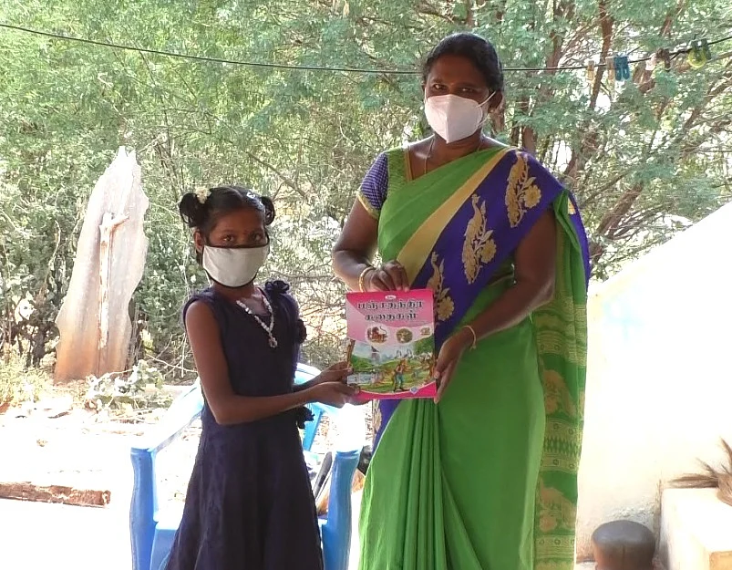 ரிசுகளை வழங்கும் ஆசிரியை மீனா