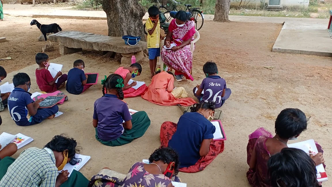 ஆசிரியை மீனா வகுப்பில் மாணவர்கள்