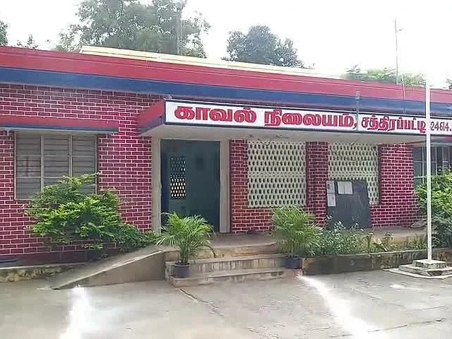 `மணல் அள்ளுபவர்களை விட்டுவிட்டு எங்களை கைது செய்வதா?' - மகனுக்காக செல்போன் டவரில் ஏறி போராடிய தந்தை