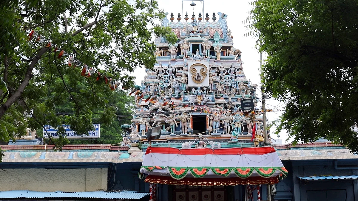 கருணாநிதி வீட்டுக்கு அருகே உள்ள கோயில்
