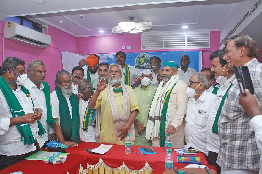 மாநாட்டில் விவசாயப் பிரதிநிதிகளுடன் ராஜேந்திர சிங்