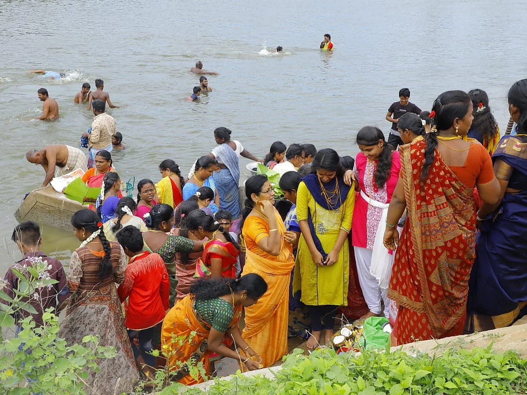 ஆடிப்பெருக்கு: `தண்ணீரைப் போற்றும் தமிழர்களின் திருவிழா!' - வியப்பூட்டும் வரலாறு
