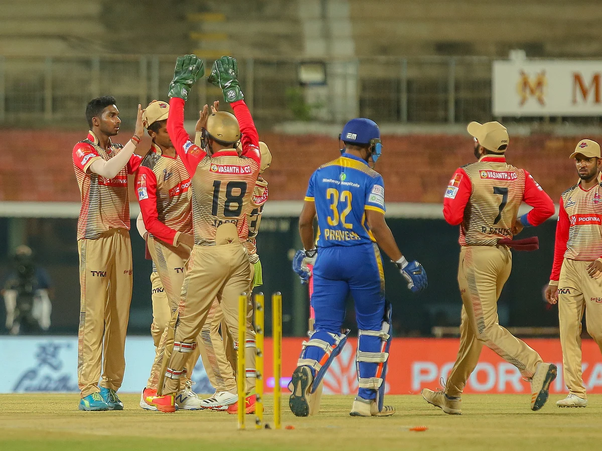 TNPL: ஒற்றை ஆளாகப் போராடிய ஷதுர்வேத்; சேப்பாக் கில்லீஸின் சித்தார்த் சுழலால் சுருண்ட மதுரை!