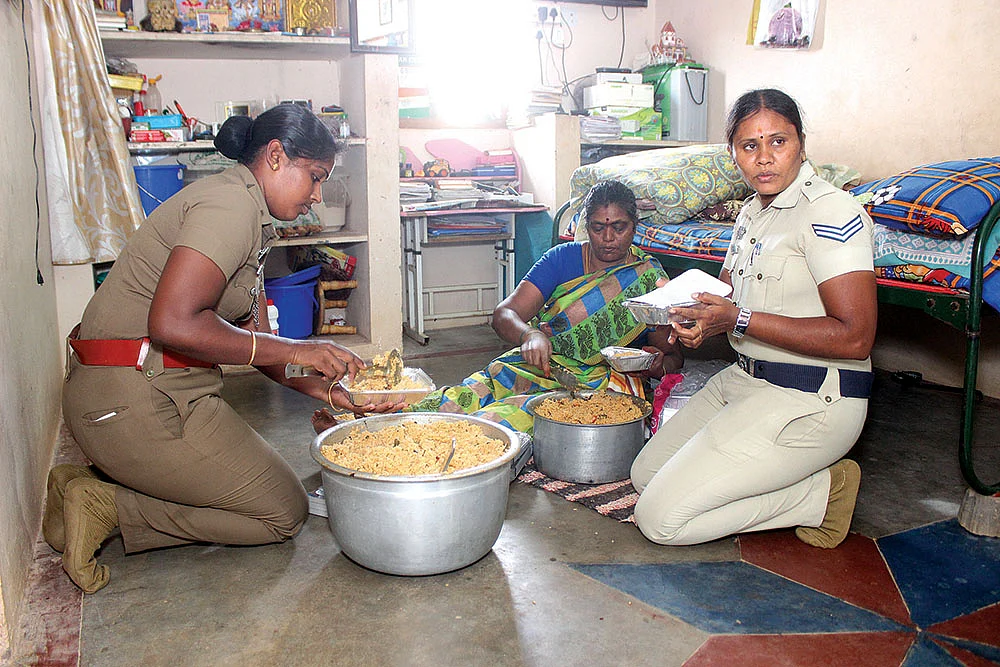 ஆதரவற்றவர்களின் பசியாற்றும் அன்னபூரணிகள்!