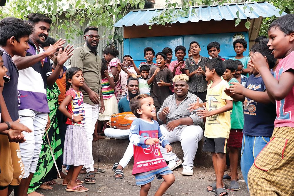 “மனுஷன் செத்தா மண்ணு, மனசு மட்டும்தான் பொன்னு!”