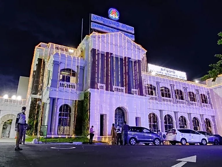 குடிக்கத் தண்ணீர் கேட்ட பத்திரிகையாளர்; சர்ச்சையான சட்டப்பேரவை சார்புச் செயலாளரின் பதில்!