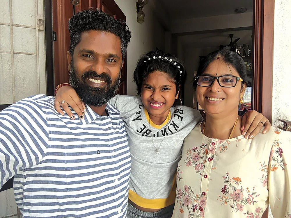 கணவர், மகளுடன் தனலட்சுமி