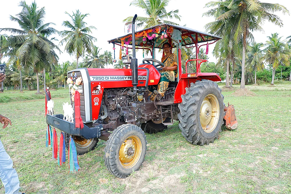என் டிராக்டர்தான் எனக்குத் துணை! - விழுந்த குடும்பத்தை எழவைத்த எஸ்தர்