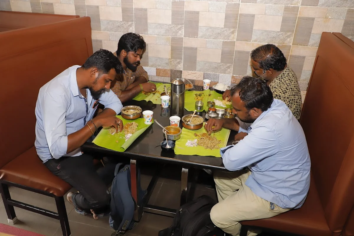 கேரளா மெஸ் வாடிக்கையாளர்கள்