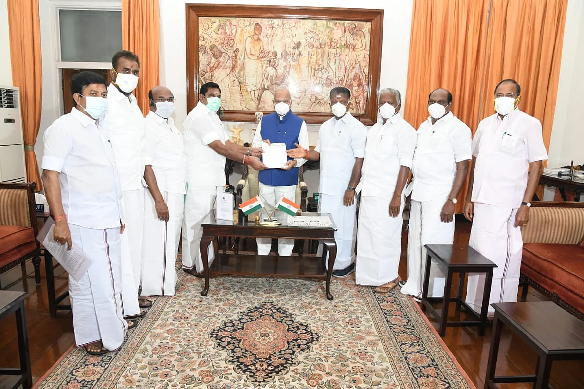 ஆளுநர் சந்திப்பில் அதிமுக-வினர்