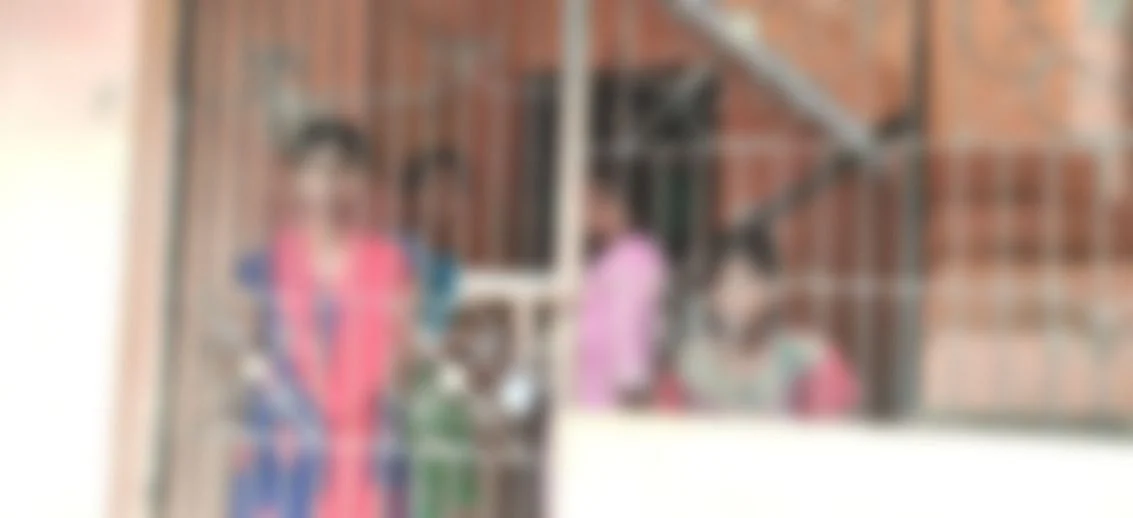 வீட்டுக்குள் சிறைவைக்கப்பட்ட சிறுமிகள்