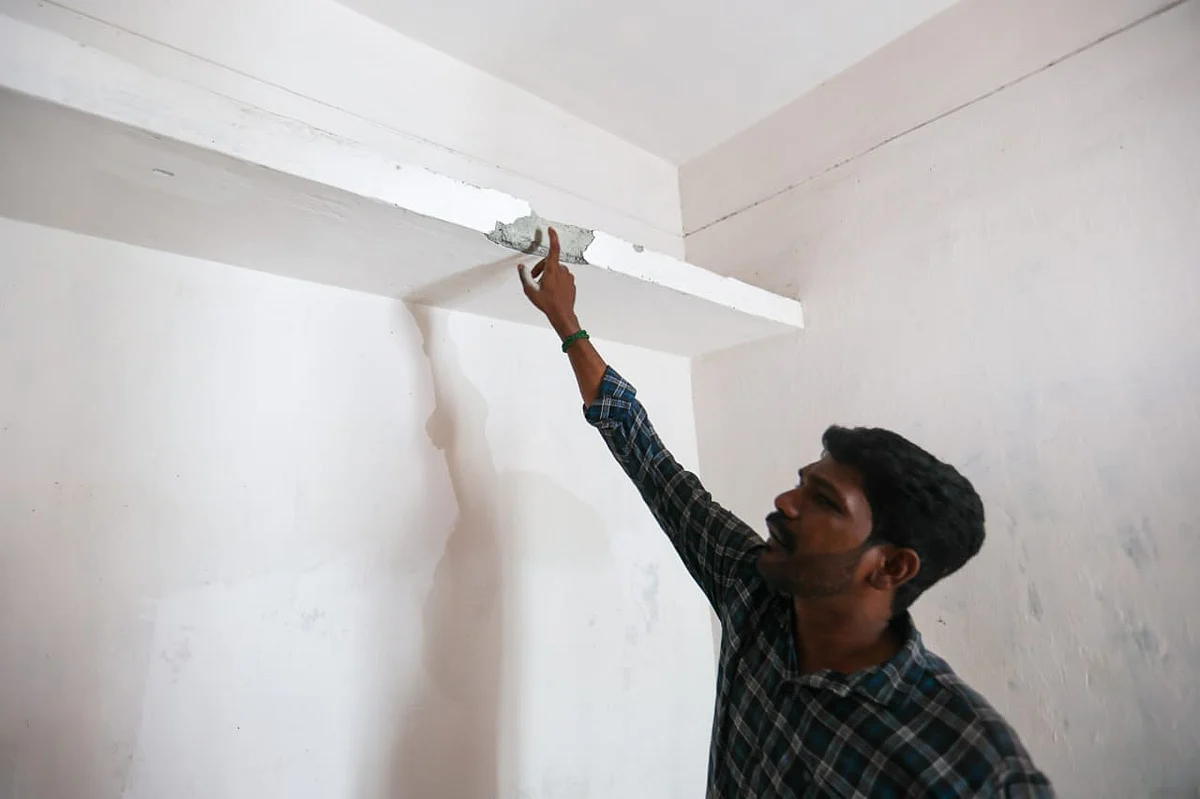 பழுதடைந்த வீடு