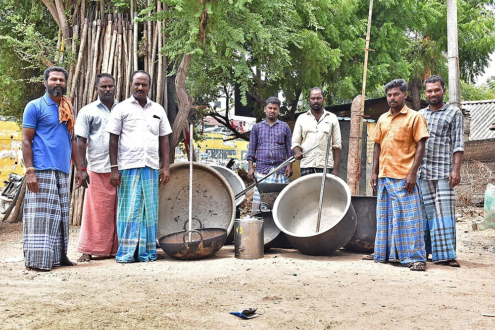 “ஊருக்கெல்லாம் சமைச்சுப் போட்டோம்... இப்போ சாப்பாட்டுக்கே கஷ்டப்படறோம்!”