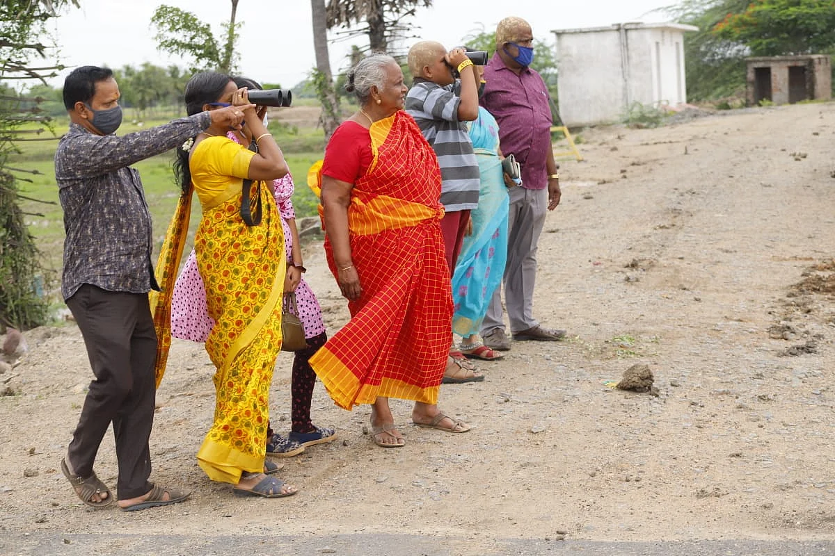 சுற்றுலாப்பயணிகள்