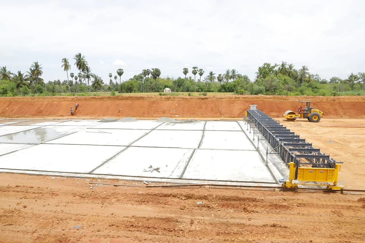 தரமற்ற முறையில் பணிகள் நடைபெறுவதாக விவசாயிகள் கூறும் கல்லணைக் கால்வாய் ஆறு