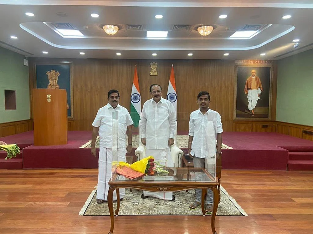 மிஸ்டர் கழுகு: மூன்று முன்னாள் மாண்புமிகுக்களுக்குக் குறி!
