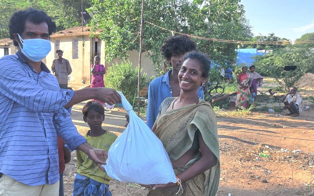 வேலூர்: சுடுகாட்டிலிருந்து மீட்கப்பட்ட நாடோடி இன மக்கள்! - உதவிக்கரம் நீட்டிய விகடன் வாசகர்கள்