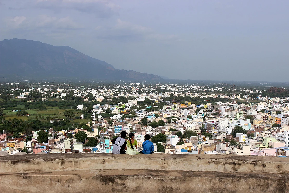 தூரத்தில் தெரியும் மலை