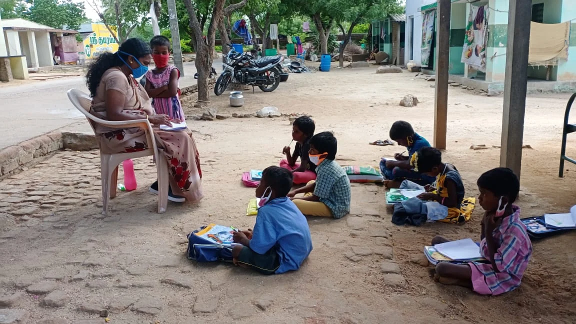 ஆசிரியை மீனா வகுப்பில் மாணவர்கள்