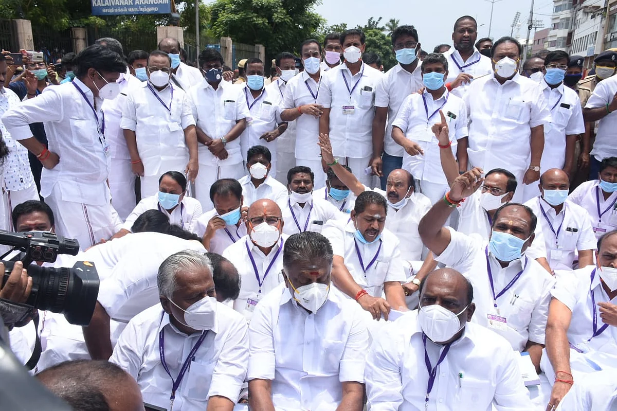 அதிமுக போராட்டம்