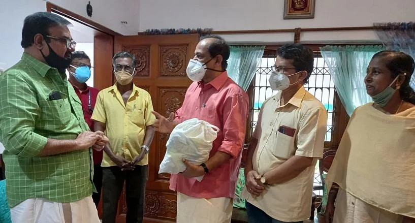 அதிகாரிகள் சகிதம் நடிகர் வீட்டுக்குச் சென்று ரேஷன் பொருள்கள் வழங்கிய அமைச்சர் ஜி.ஆர்.அனில்