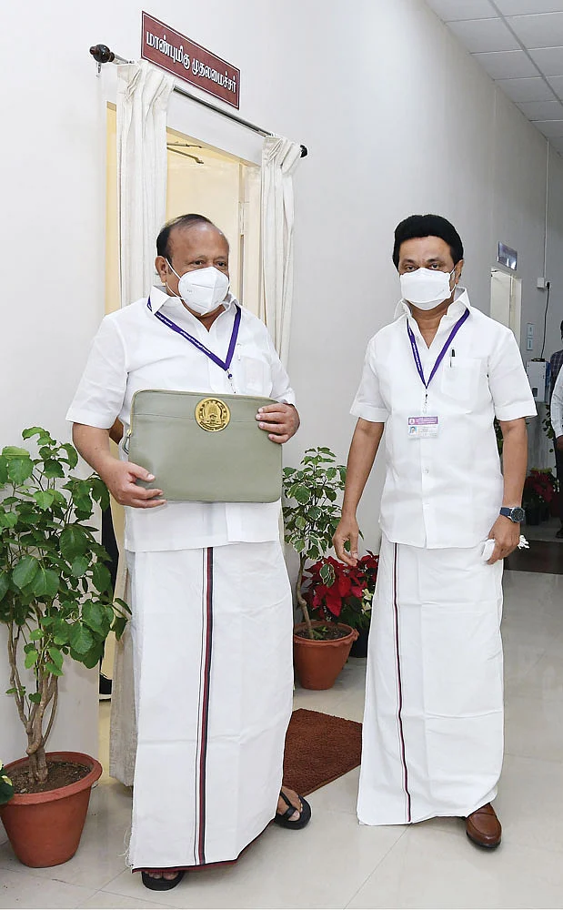 முதல்வர் ஸ்டாலினுடன் வேளாண்மை மற்றும் உழவர் நலத்துறை அமைச்சர் எம்.ஆர்.கே.பன்னீர்செல்வம்
