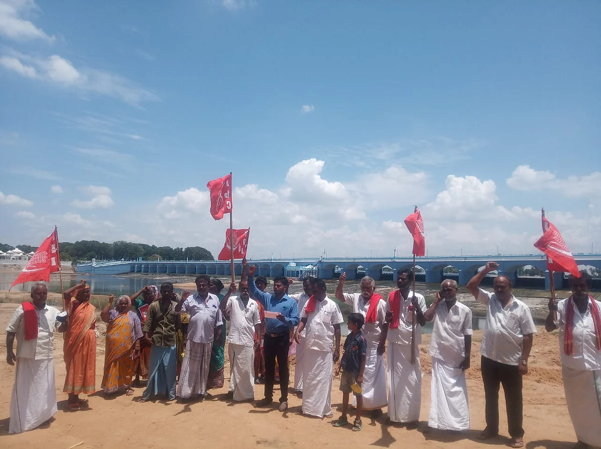 ஆற்றுக்குள் போராட்டம்