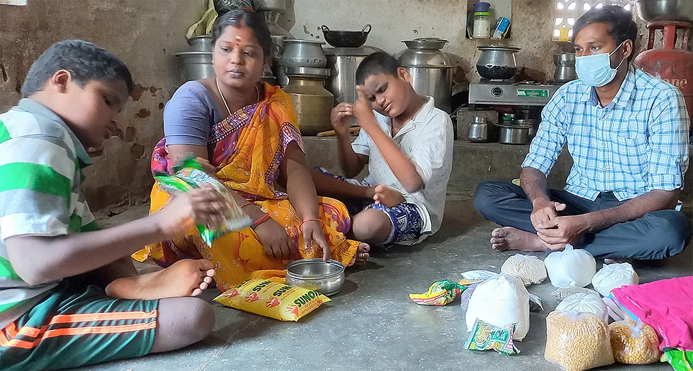 எங்க வாழ்க்கை ஒரே நாளில் மாறிடுச்சு! - களமிறங்கிய ஜூ.வி... உடனடியாக உதவிக்கரம் நீட்டிய அரசு!