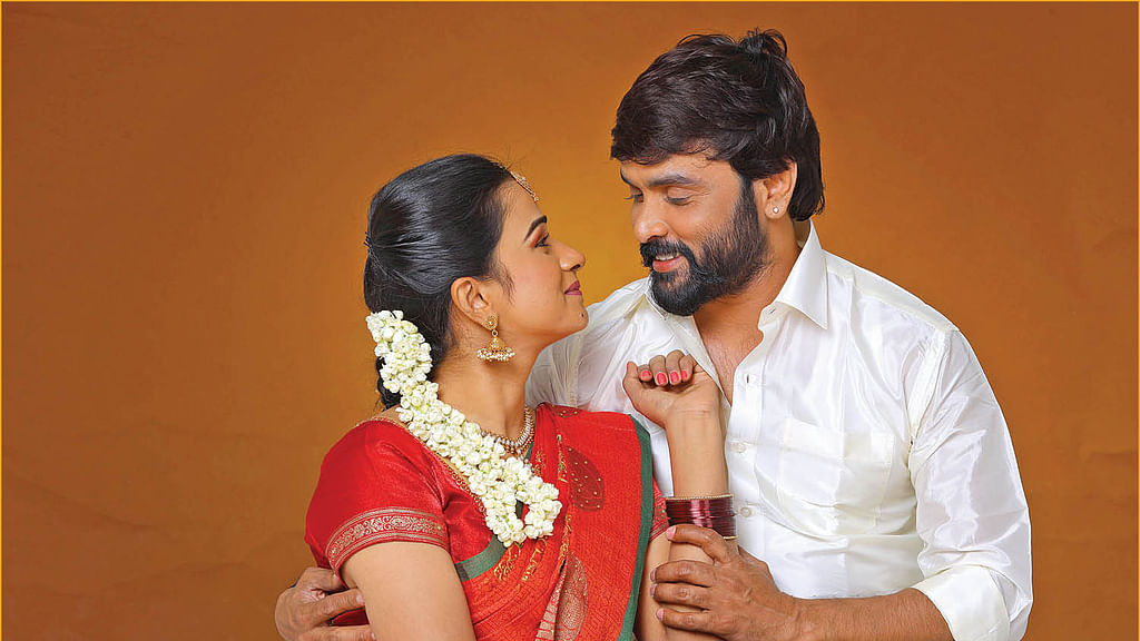மனைவியோடு கவிஞர் சினேகன்