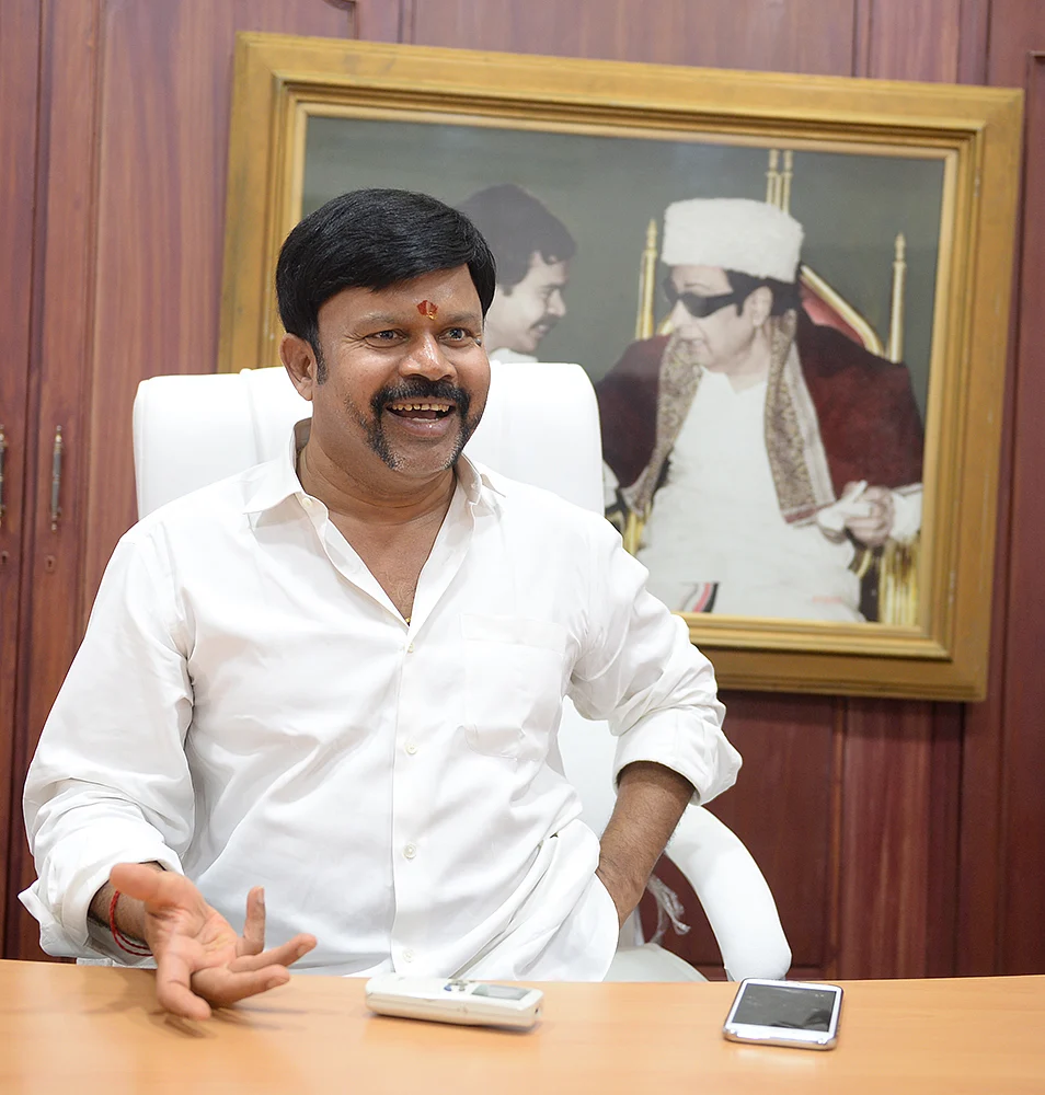 சசிகலா எடப்பாடி பன்னீர் மூவரும் கூட்டுக்கொள்ளையர்!