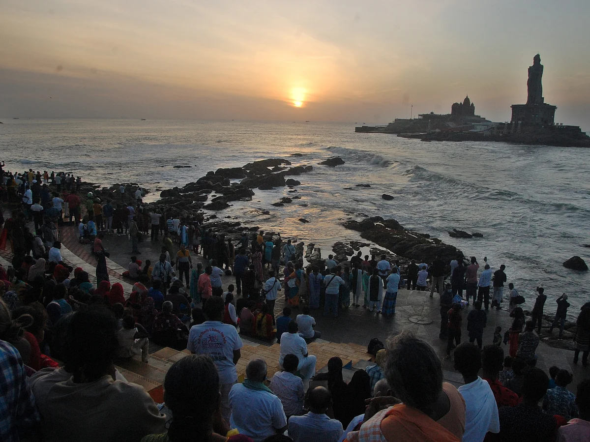 படகுப் பயணம்; முக்கடல் சங்கமம்; திருவள்ளுவர் சிலை; களைகட்டும் கன்னியாகுமரி! #VikatanPhotoStory