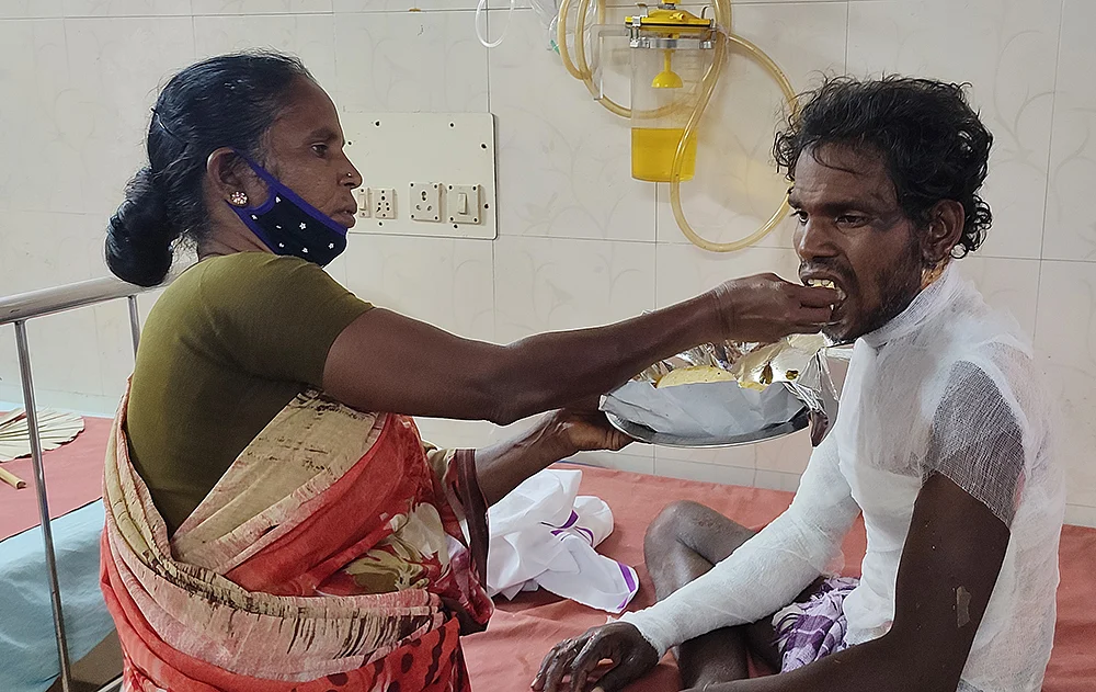 எம்புள்ள வெந்து கெடக்கான்யா... வேலை தேடிச் சென்ற இளைஞர் எரிக்கப்பட்ட கொடூரம்...