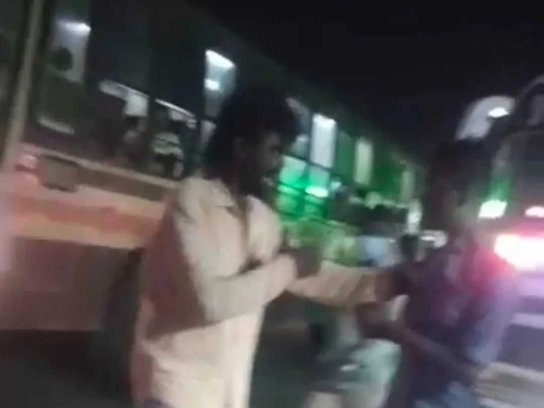 `நான் பார்க்காத ஜெயிலா?' - கோவை பேருந்து நிலையத்தைப் பதறவைத்த பிளேடு கபாலி