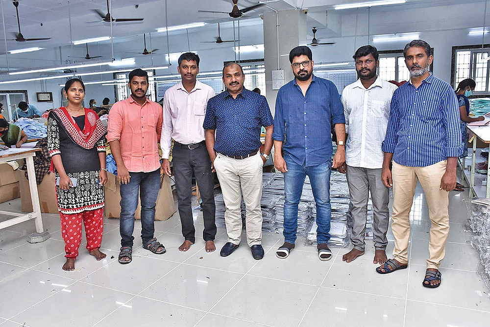 தயாரிப்புக் குழு உறுப்பினர்களுடன் ஜீலான்