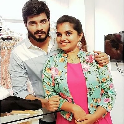 கணவரும் தொகுப்பாளருமான முரளியுடன் நிஷா