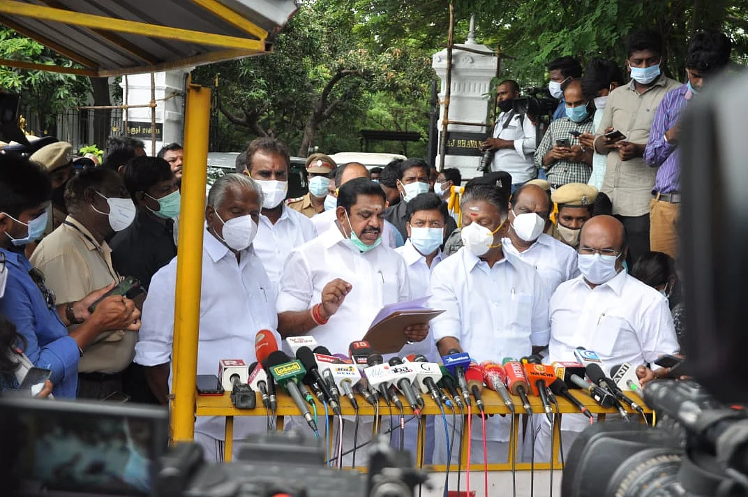 ஆளுநர் மாளிகையில் அதிமுக-வினர்