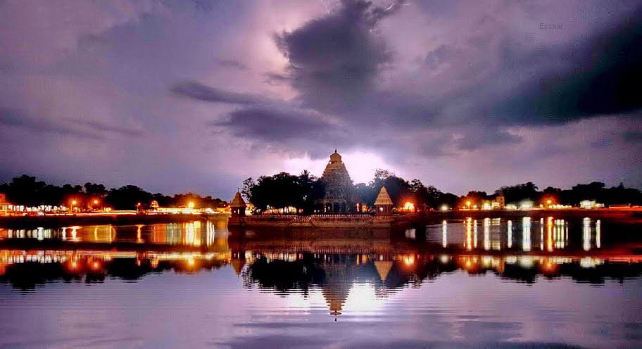 ஒளிவெள்ளத்தில் மதுரைத் தெப்பக்குளம்