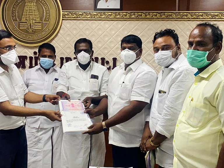 சுனாமியால் வீடுகளை இழந்த 72 குடும்பத்தினர்! - 66 சென்ட் நிலத்தை தானமாக வழங்கிய திமுக பிரமுகர்