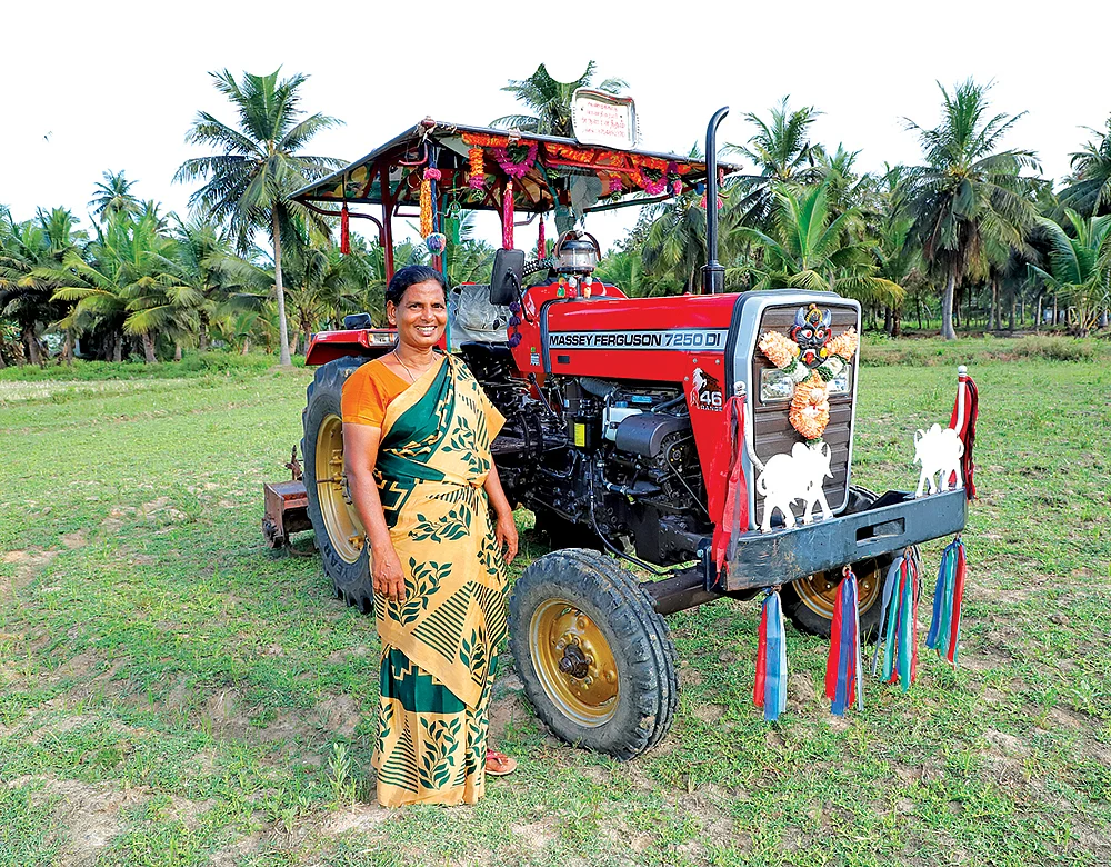 என் டிராக்டர்தான் எனக்குத் துணை! - விழுந்த குடும்பத்தை எழவைத்த எஸ்தர்