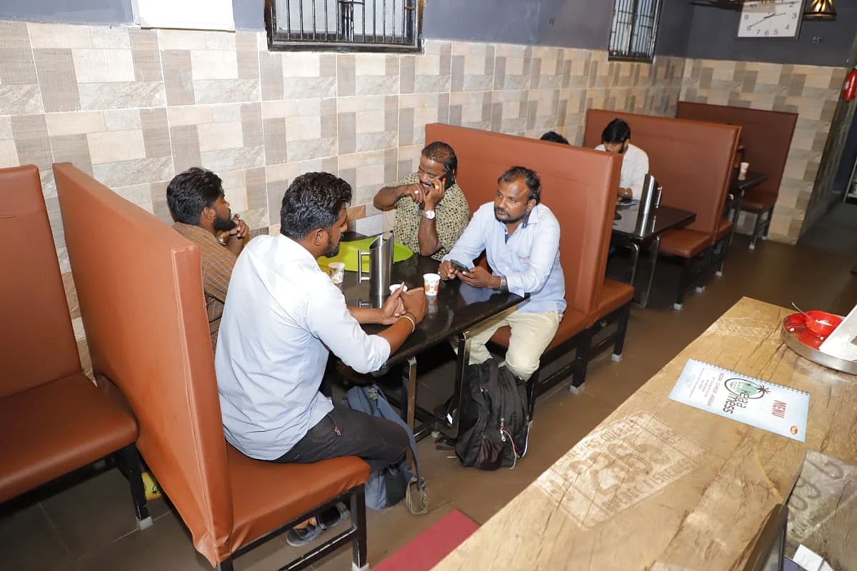கேரளா மெஸ் வாடிக்கையாளர்கள்