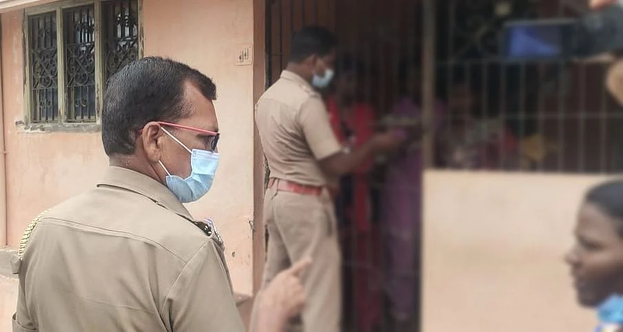 போலீஸார் பூட்டைத் திறந்துவிட்ட காட்சி