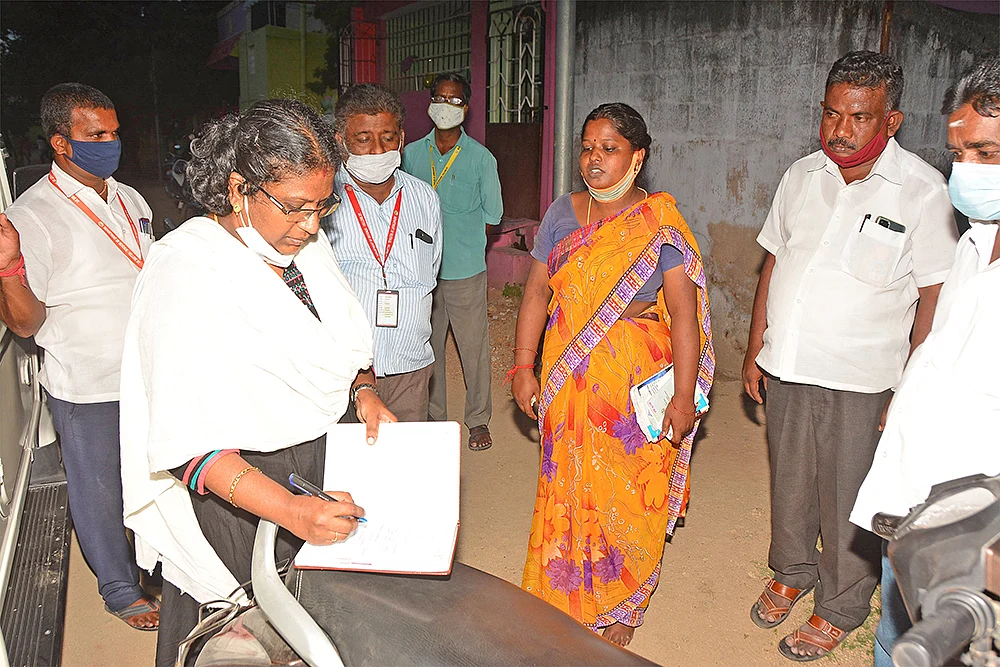 எங்க வாழ்க்கை ஒரே நாளில் மாறிடுச்சு! - களமிறங்கிய ஜூ.வி... உடனடியாக உதவிக்கரம் நீட்டிய அரசு!