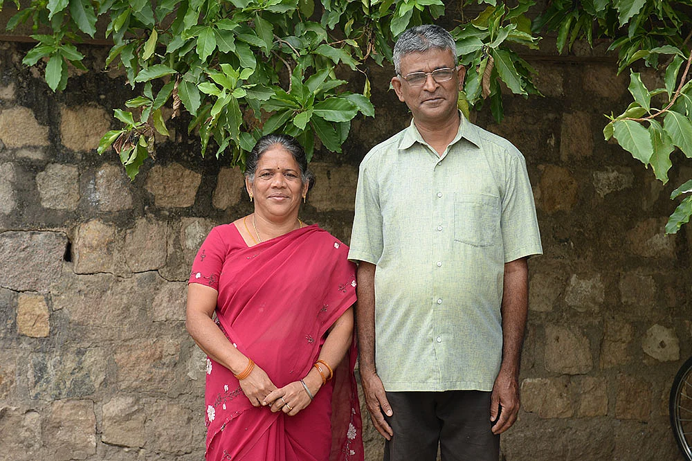 மனைவி தமிழரசியுடன் கதிர்வேல்