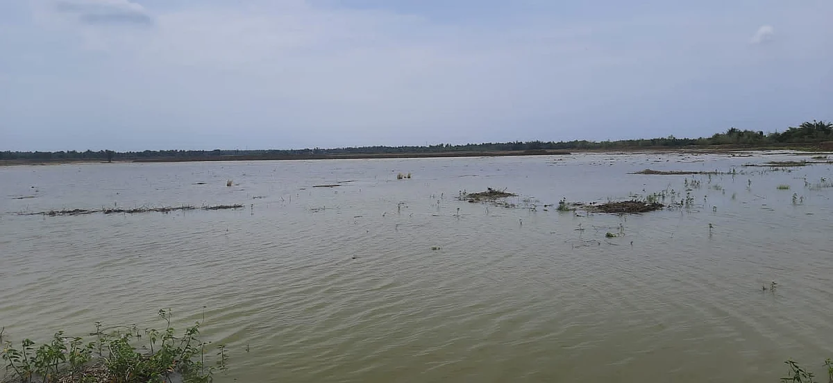 தண்ணீர் நிறைந்த ஏரி