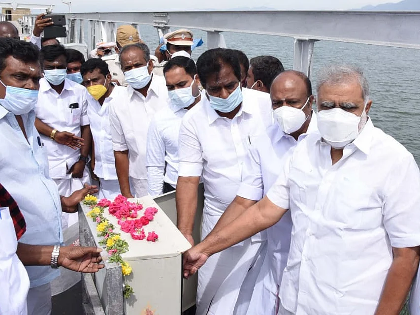 மதுரை: வைகை அணையில் தண்ணீரைத் திறந்துவிட்ட அமைச்சர்கள்; படையெடுத்த தேனீக்களால் பரபரப்பு!