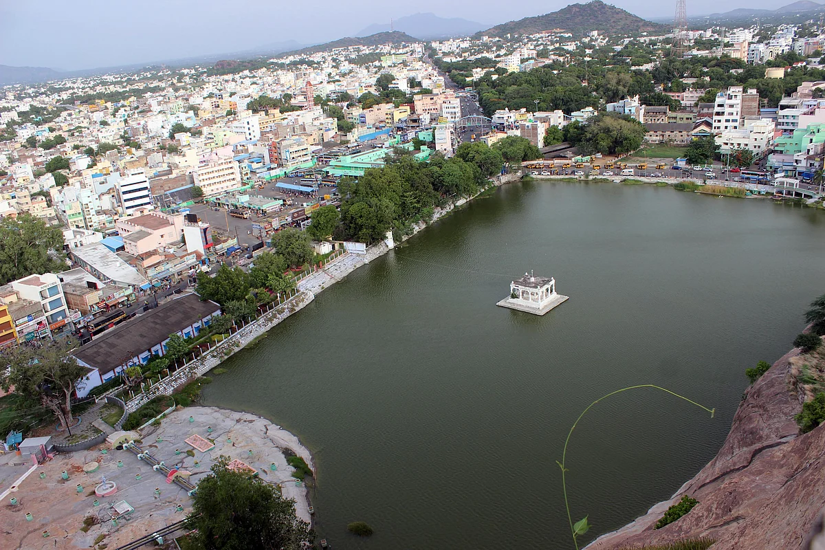 பிரமாண்ட குளம்