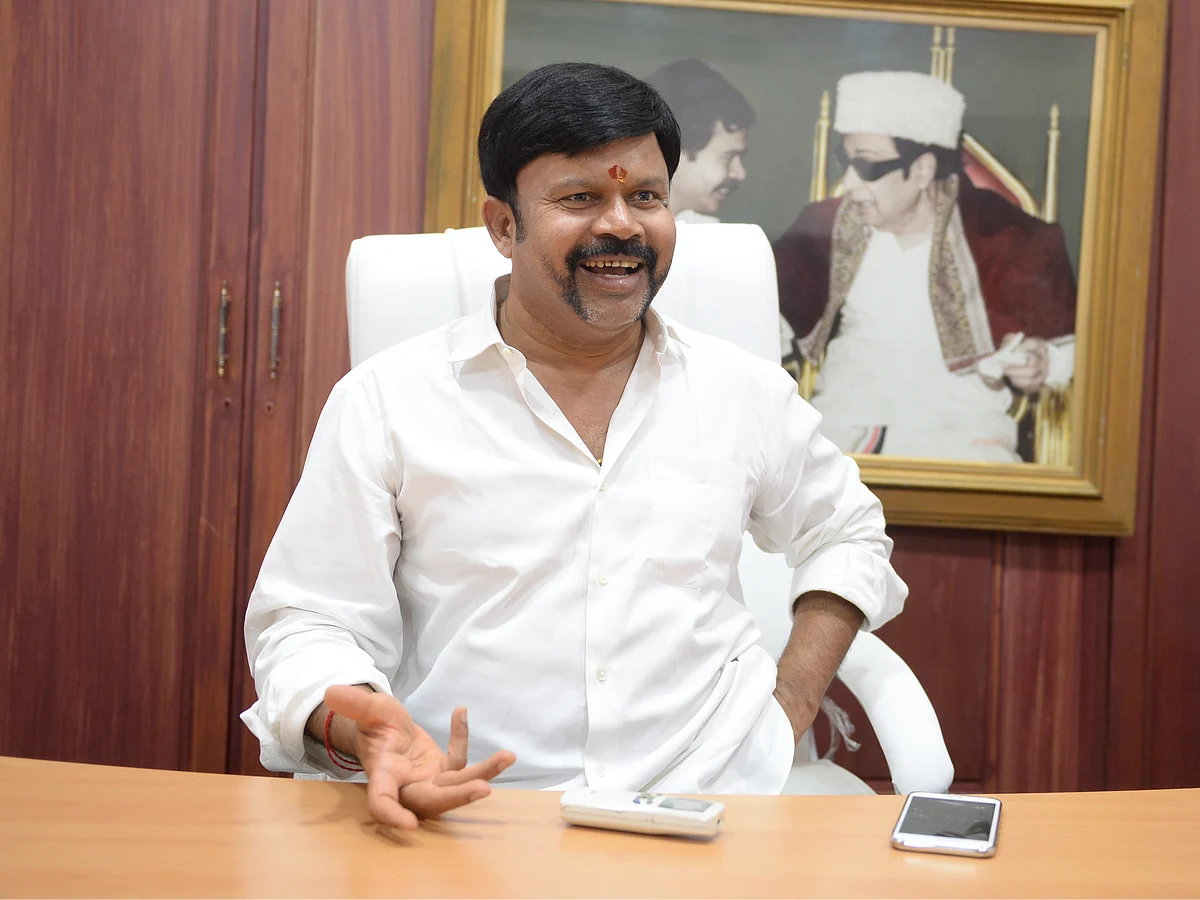 சசிகலா எடப்பாடி பன்னீர் மூவரும் கூட்டுக்கொள்ளையர்!