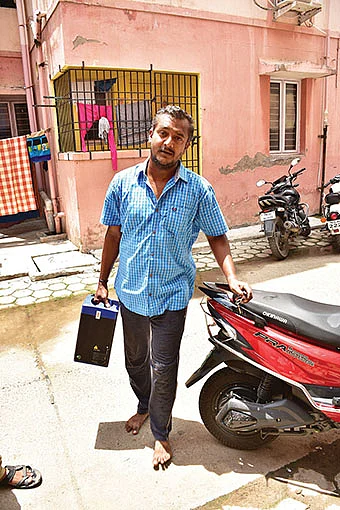 பேட்டரியைக் கழற்றி சார்ஜ் போட்டுக் கொள்ளலாம்.