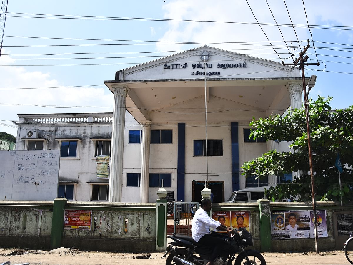 மயிலாடுதுறை: சாலை அமைக்கும் பணி; அரசுப் பணம் மோசடி; ஒன்றிய ஆணையர் உட்பட 7 பேர் சஸ்பெண்ட்!